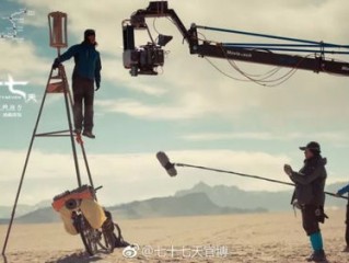 生死瞬间，工友紧拽，吊机下坠工人获救