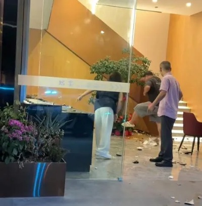 从辉煌到毁灭，老板400万投资后的亲手砸店之谜